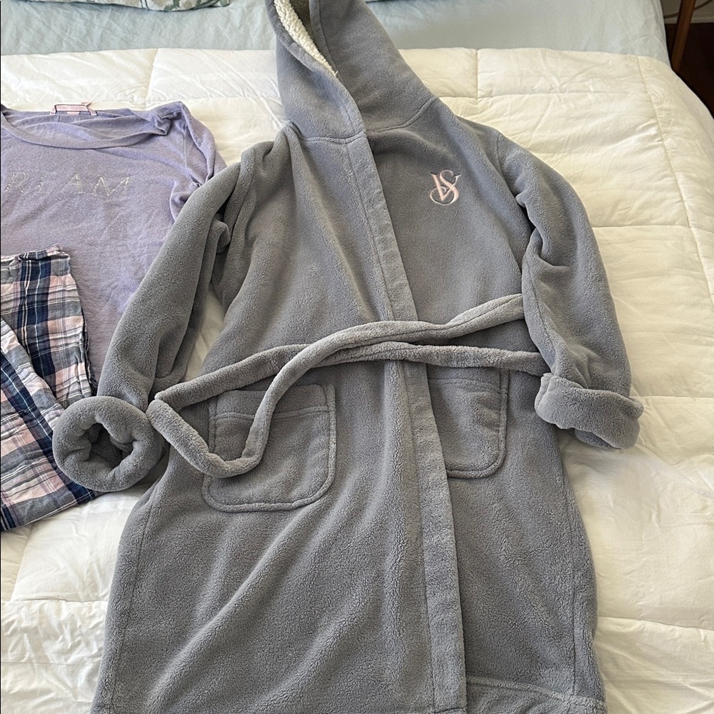 Classic Victoria Secret Robe + Pajama Set Size Small - Picture 4 of 4